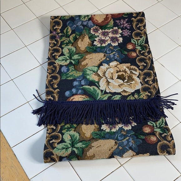 Embroidered table runner - Picture 2 of 3